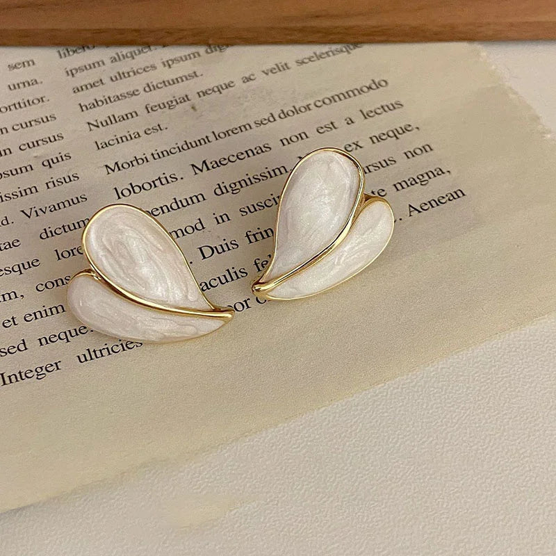 Korean Light Luxury White Oil Dropping Love Fashion Elegant Metal Heart Wholesale 2024 Earring